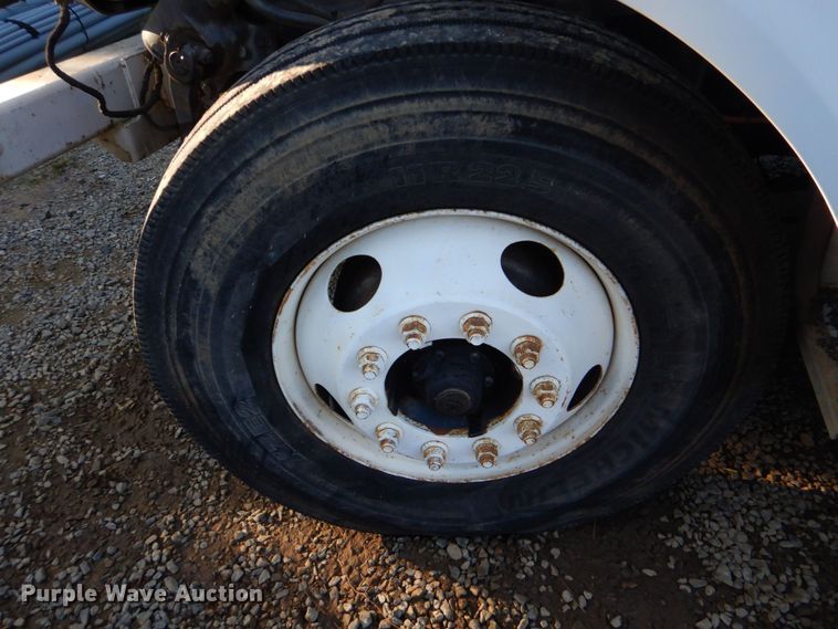 image for item DO1571 2004 Ford F750 Super Duty  digger derrick truck