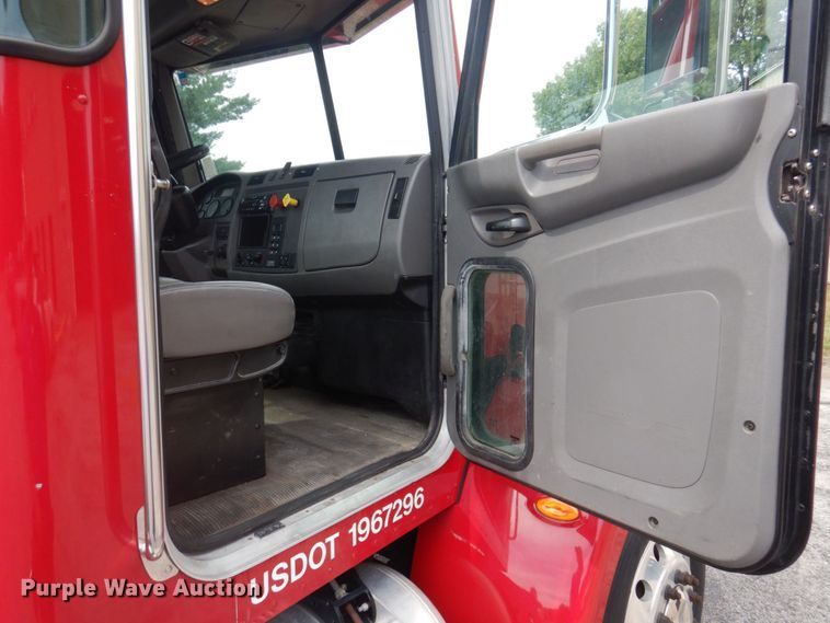 image for item DP0315 2013 Peterbilt 337  semi truck