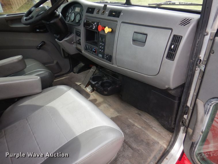 image for item DP0315 2013 Peterbilt 337  semi truck