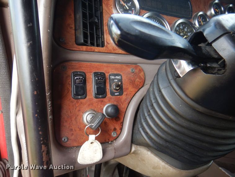 image for item DP0316 2005 Peterbilt 387  semi truck