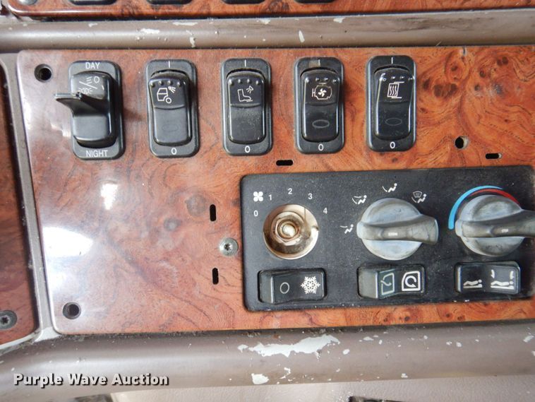 image for item DP0316 2005 Peterbilt 387  semi truck