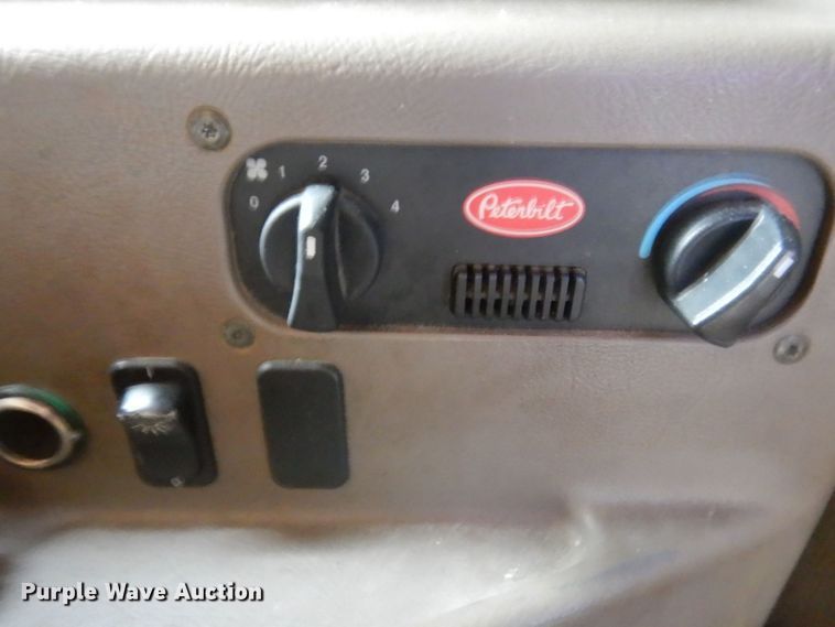 image for item DP0316 2005 Peterbilt 387  semi truck