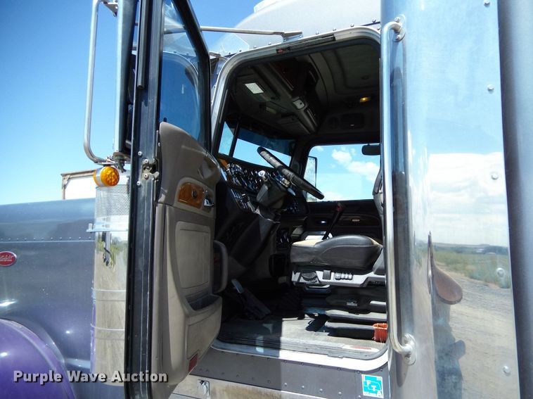 image for item DR1323 2008 Peterbilt 389  semi truck