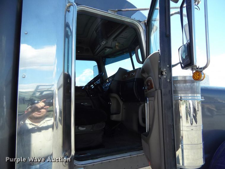 image for item DR1323 2008 Peterbilt 389  semi truck