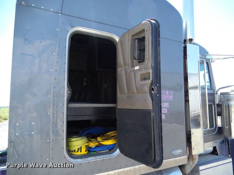 image for item DR1323 2008 Peterbilt 389  semi truck