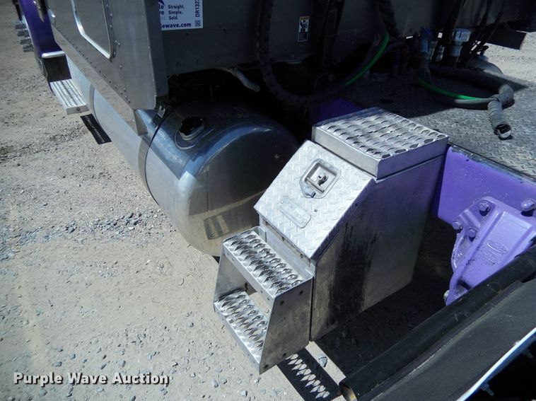 image for item DR1323 2008 Peterbilt 389  semi truck