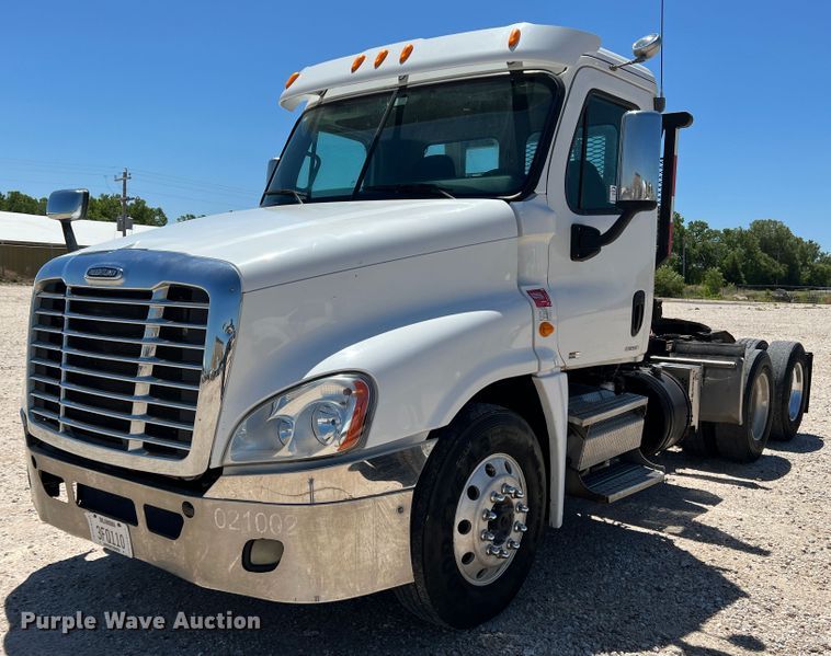 image for item DR1551 2010 Freightliner Cascadia 125  winch truck