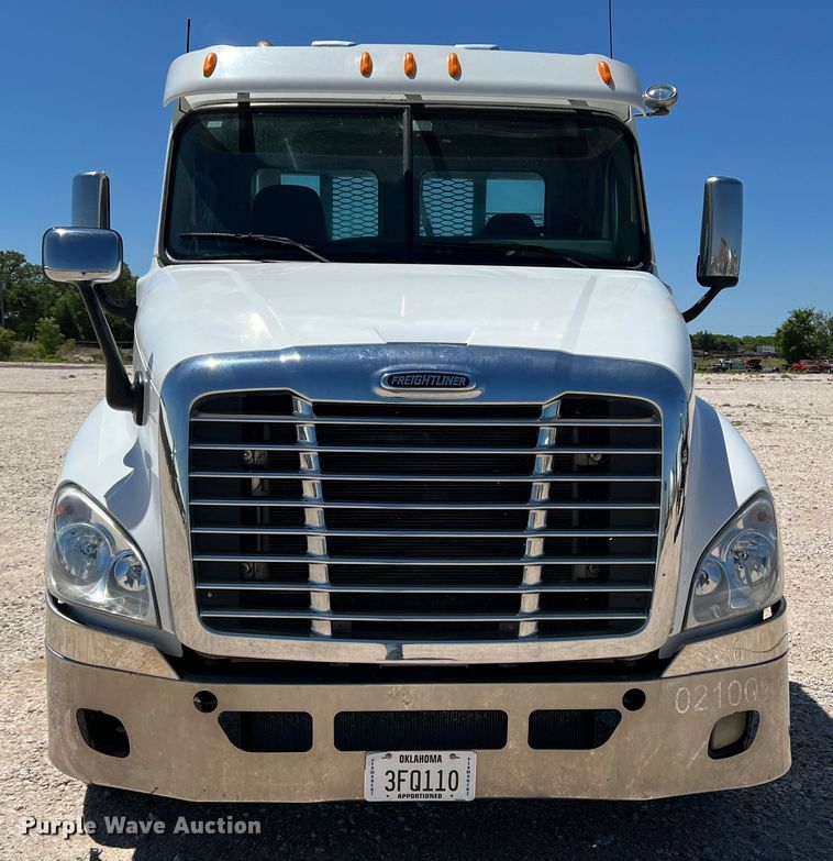 image for item DR1551 2010 Freightliner Cascadia 125  winch truck