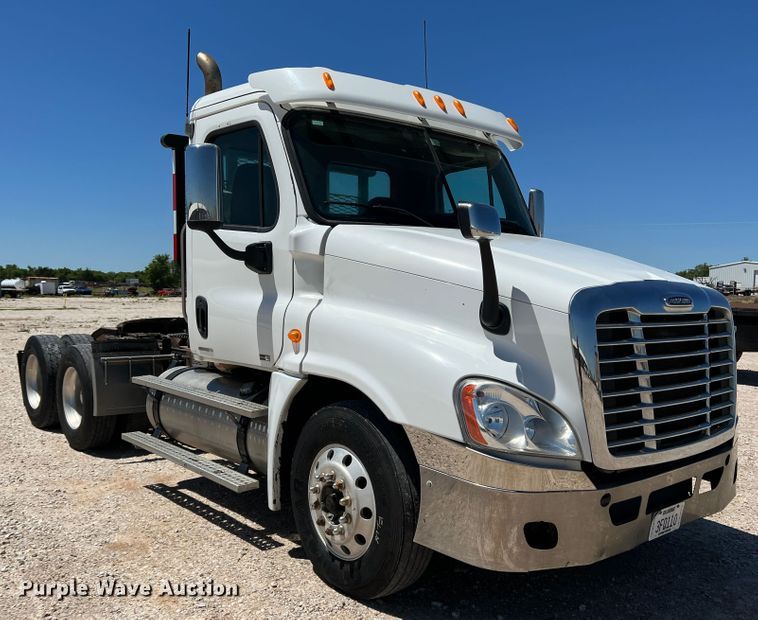 image for item DR1551 2010 Freightliner Cascadia 125  winch truck