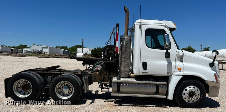 image for item DR1551 2010 Freightliner Cascadia 125  winch truck