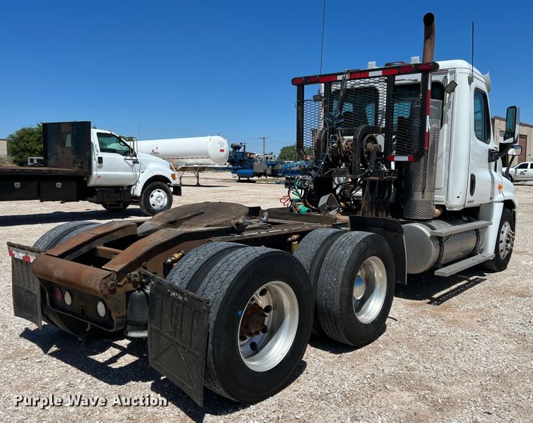 image for item DR1551 2010 Freightliner Cascadia 125  winch truck