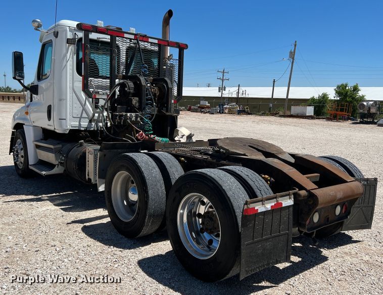 image for item DR1551 2010 Freightliner Cascadia 125  winch truck