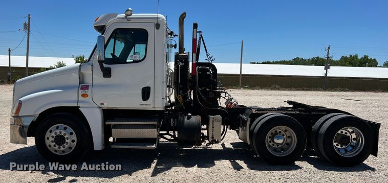 image for item DR1551 2010 Freightliner Cascadia 125  winch truck