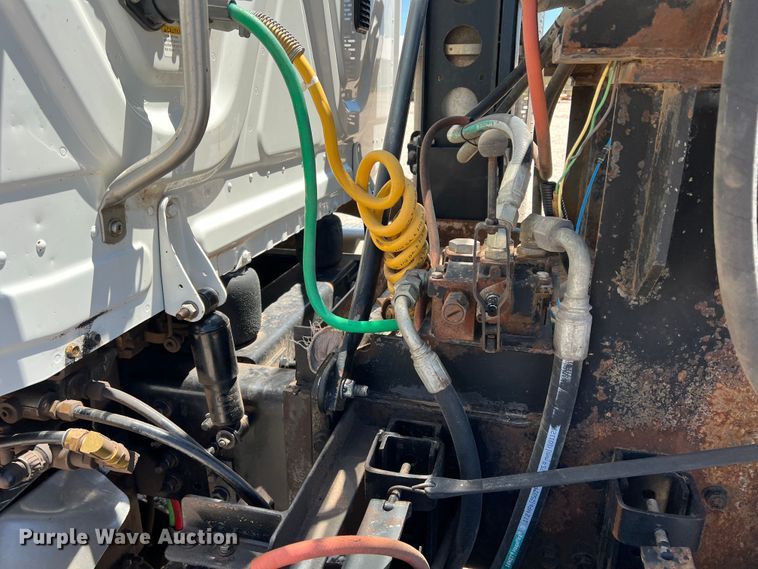 image for item DR1551 2010 Freightliner Cascadia 125  winch truck