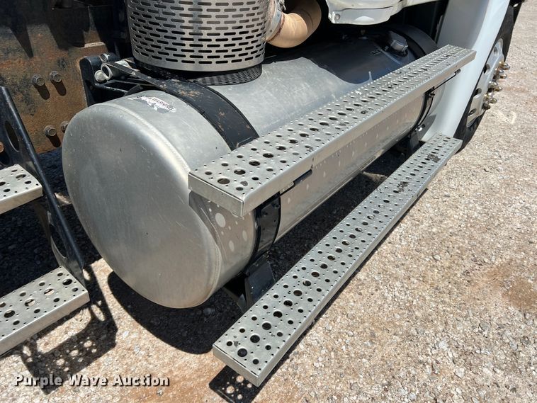 image for item DR1551 2010 Freightliner Cascadia 125  winch truck