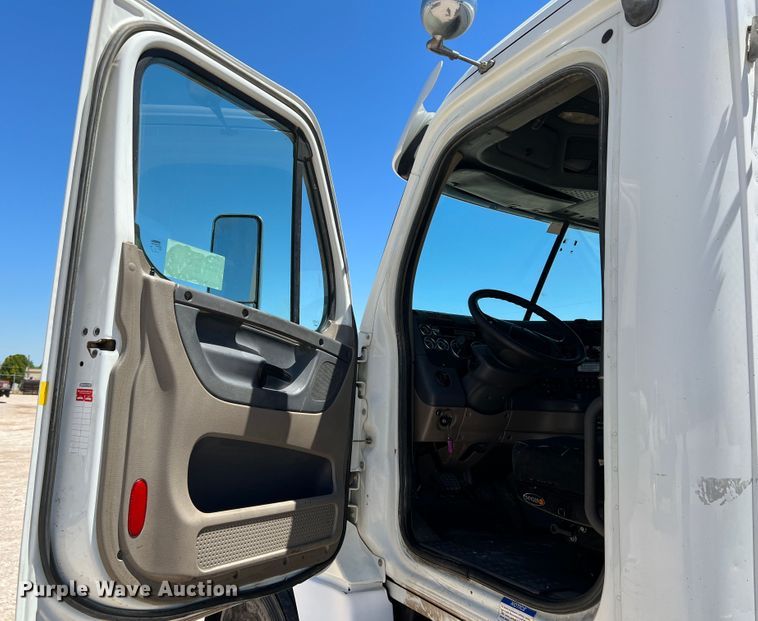 image for item DR1551 2010 Freightliner Cascadia 125  winch truck