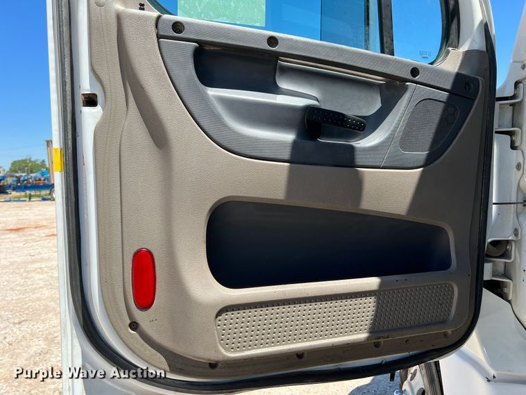 image for item DR1551 2010 Freightliner Cascadia 125  winch truck