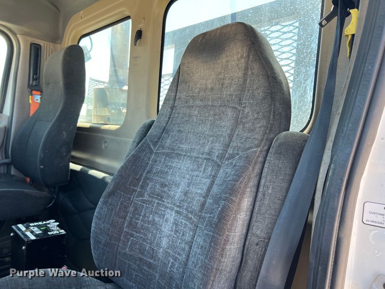 image for item DR1551 2010 Freightliner Cascadia 125  winch truck