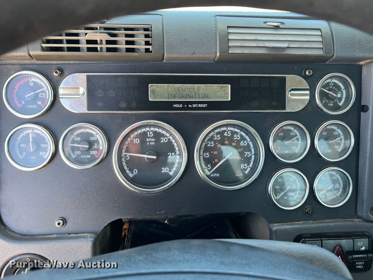 image for item DR1551 2010 Freightliner Cascadia 125  winch truck