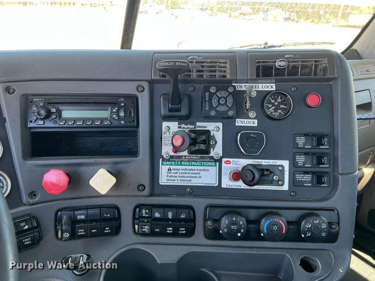 image for item DR1551 2010 Freightliner Cascadia 125  winch truck