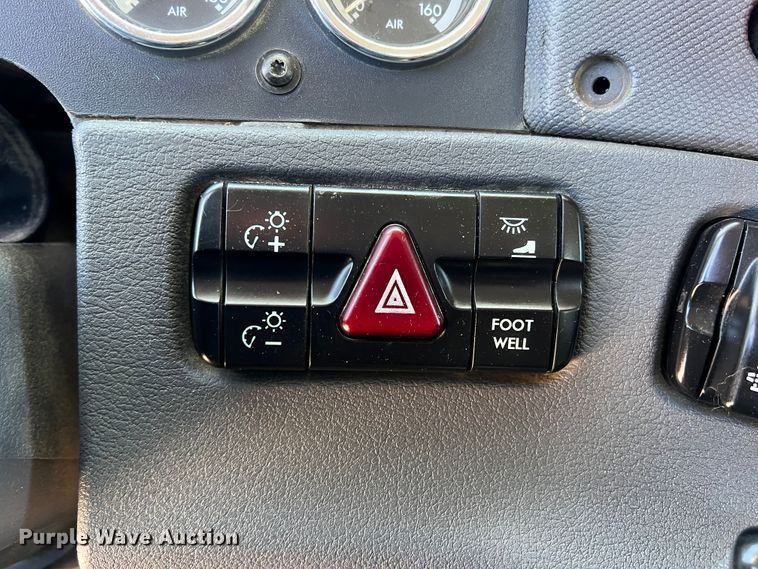 image for item DR1551 2010 Freightliner Cascadia 125  winch truck