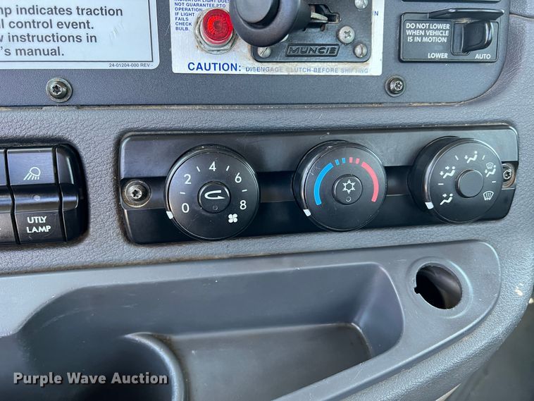 image for item DR1551 2010 Freightliner Cascadia 125  winch truck