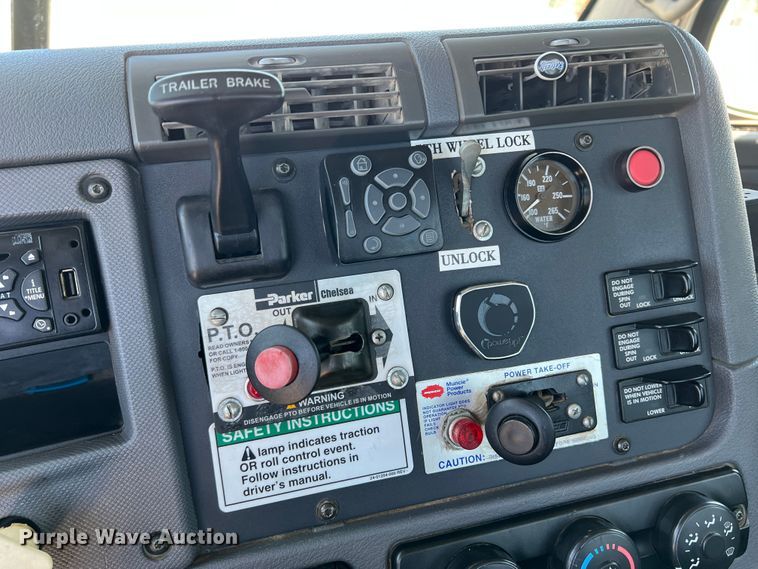 image for item DR1551 2010 Freightliner Cascadia 125  winch truck