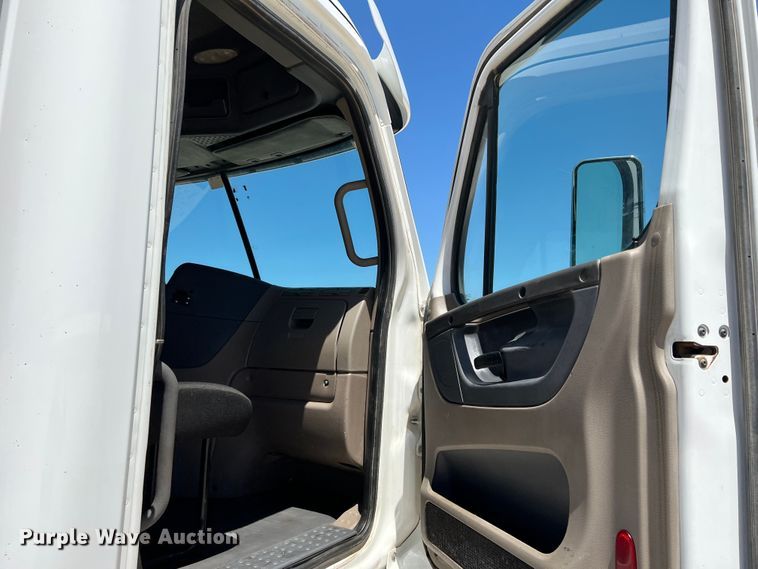 image for item DR1551 2010 Freightliner Cascadia 125  winch truck