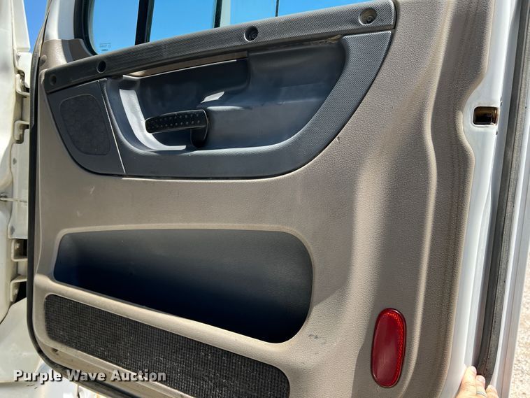 image for item DR1551 2010 Freightliner Cascadia 125  winch truck