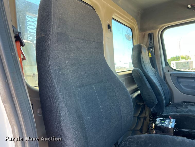 image for item DR1551 2010 Freightliner Cascadia 125  winch truck