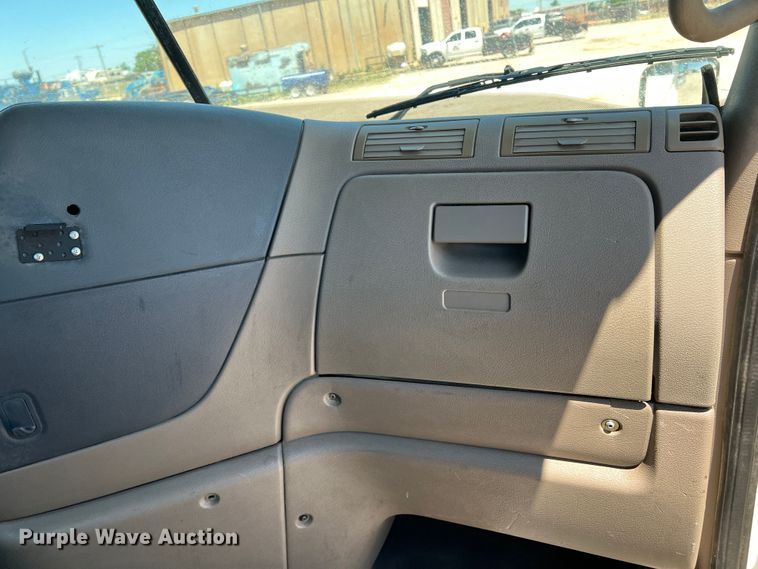 image for item DR1551 2010 Freightliner Cascadia 125  winch truck