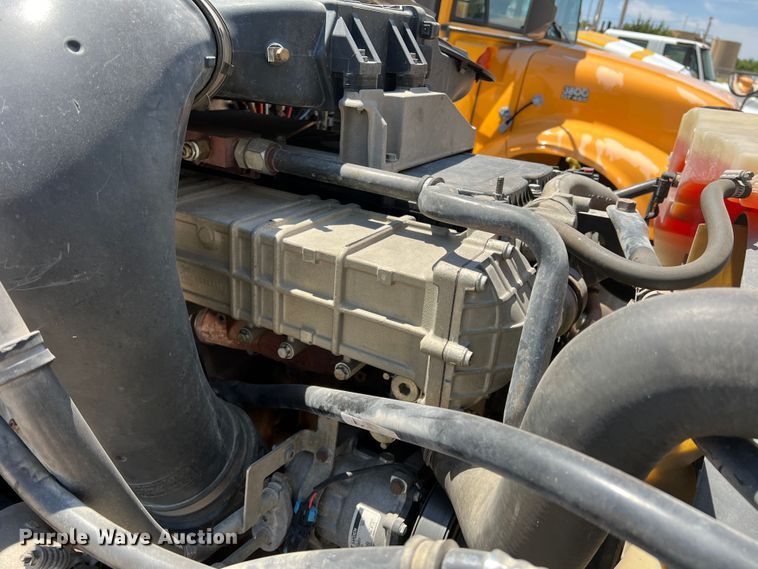 image for item DR1551 2010 Freightliner Cascadia 125  winch truck