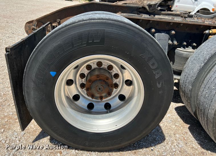 image for item DR1551 2010 Freightliner Cascadia 125  winch truck