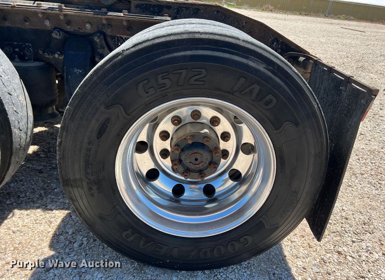 image for item DR1551 2010 Freightliner Cascadia 125  winch truck