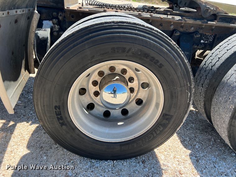 image for item DR1551 2010 Freightliner Cascadia 125  winch truck