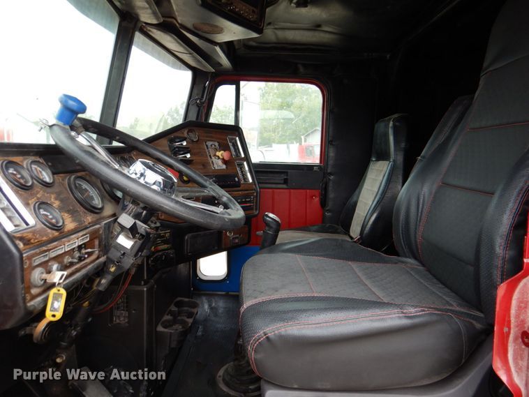 image for item DR1952 1994 Freightliner FLD120  semi truck