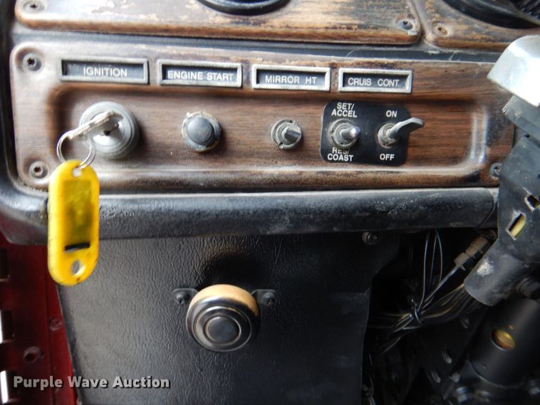 image for item DR1952 1994 Freightliner FLD120  semi truck