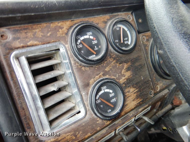 image for item DR1952 1994 Freightliner FLD120  semi truck