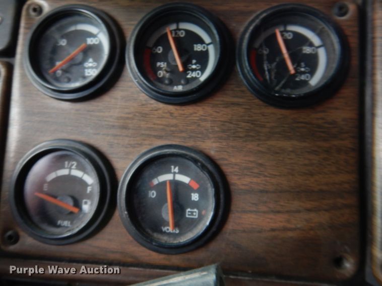 image for item DR1952 1994 Freightliner FLD120  semi truck