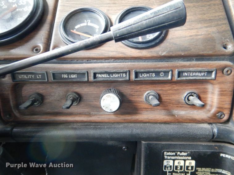 image for item DR1952 1994 Freightliner FLD120  semi truck