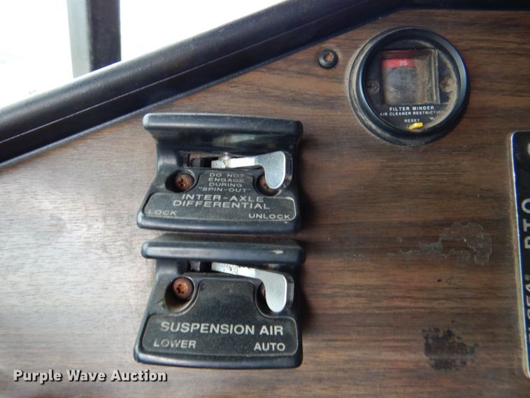 image for item DR1952 1994 Freightliner FLD120  semi truck