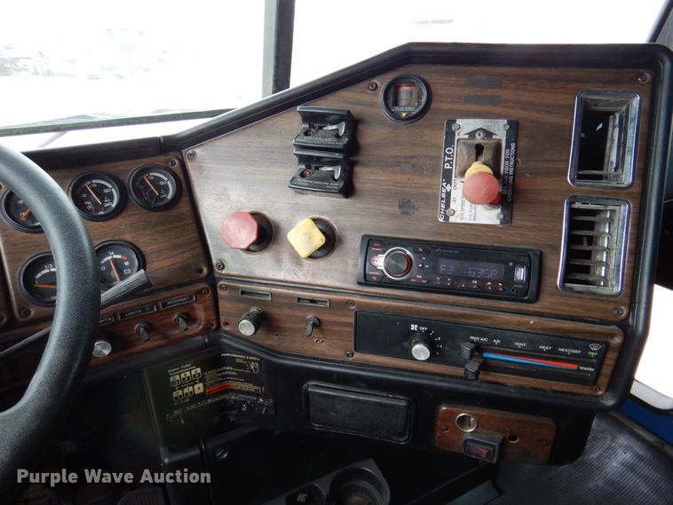 image for item DR1952 1994 Freightliner FLD120  semi truck