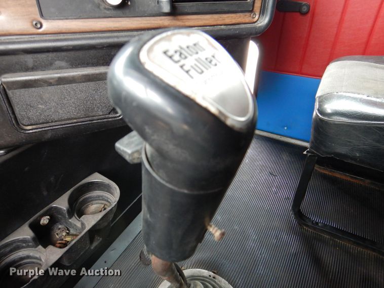 image for item DR1952 1994 Freightliner FLD120  semi truck