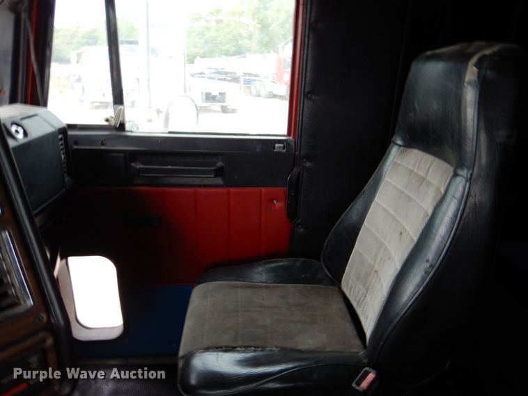 image for item DR1952 1994 Freightliner FLD120  semi truck