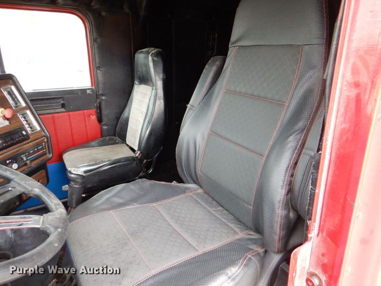 image for item DR1952 1994 Freightliner FLD120  semi truck