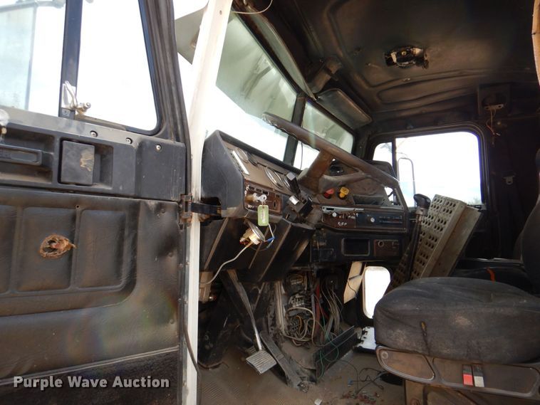 image for item DR1978 1991 Freightliner FLD  semi truck