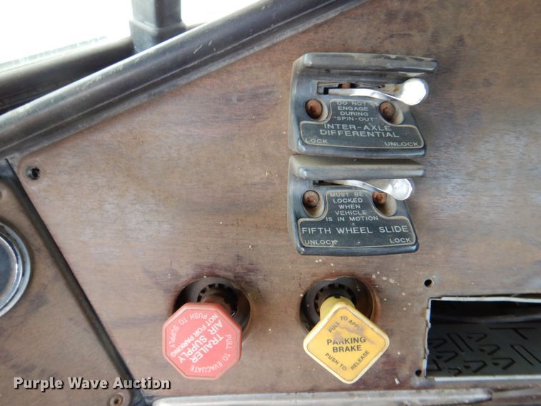 image for item DR1978 1991 Freightliner FLD  semi truck