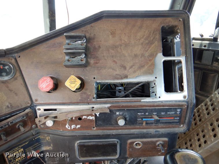 image for item DR1978 1991 Freightliner FLD  semi truck