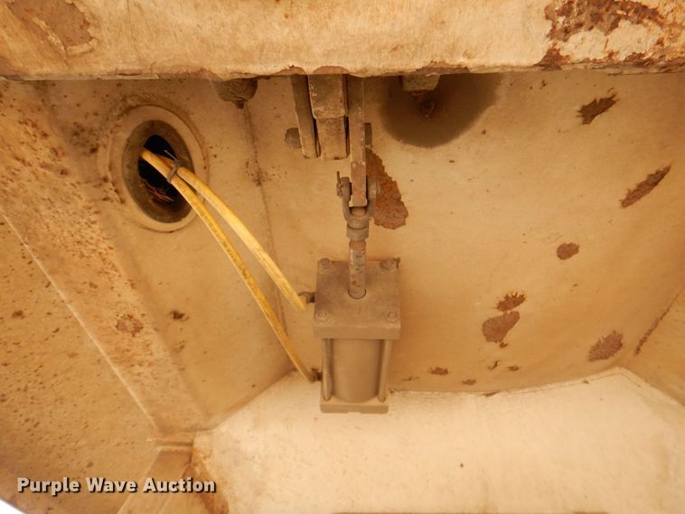 image for item DR1987 2006 Construction Trailer Specialist HRD-32  dump trailer