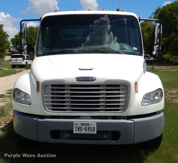 image for item DR2020 2007 Freightliner M2  semi truck